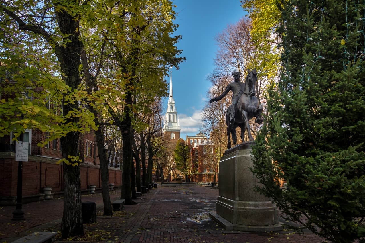 <b>Puesto 3: Boston.</b> 
<br>
<br>Es una de las ciudades más antiguas de EEUU pero ha envejecido con estilo. Para hacer un repaso rápido de la historia de nuestra nación camine por Freedom Trail (en la fotografiá), una ruta de 2.5 millas a lo largo de una serie de sitios fundamentales de la fundación del país. También debe visitar sus restaurantes de ostras, el Museo Isabella Stewart Gardner y ver un juego de béisbol en el estadio Fenway Park. 
<br>