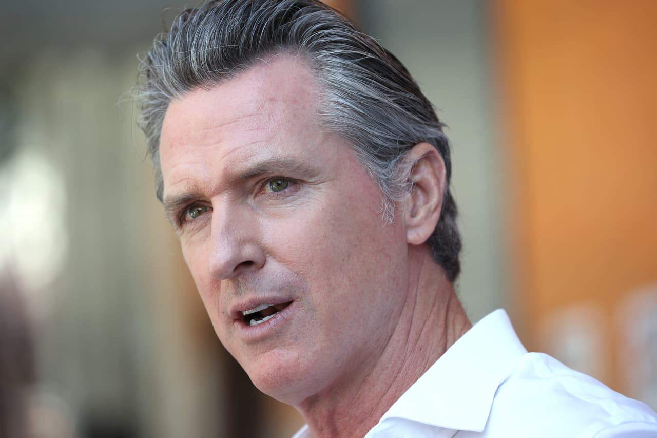 El ascenso de Gavin Newson, el político progresista de California que desafía a Trump