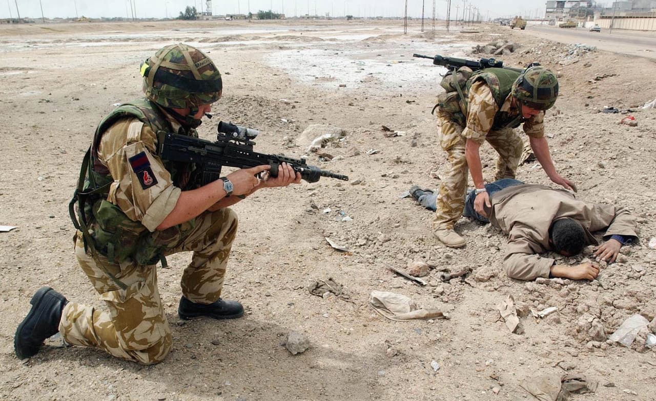 <b>Luego, en Iraq para que los prisioneros hablaran</b>
<br>
<a href="http://news.bbc.co.uk/2/hi/middle_east/3042907.stm">En 2003, la noticias registraban </a>que los prisioneros iraquíes que no cooperaran con los militares estadounidenses eran sometidos a largos periodos de exposición a grupos como Metallica y a músicas infantiles como Plaza Sésamo y Barnie.