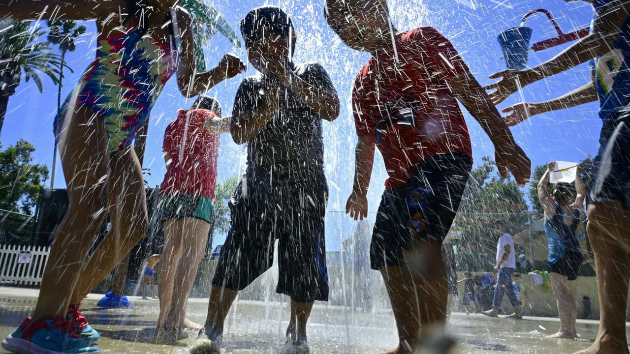 El Departamento de Parques y Recreación del condado de Los Ángeles ofrece una serie de programas gratuitos o de bajo costo, con el fin de que los niños puedan participar de actividades al aire libre durante el verano. "Estamos ofreciendo clases de natación, golf, arte y recreación, además, los jóvenes tendrán un lugar para comer gratuitamente. Toda la familia puede ir de 6:00 pm a 10:00 pm y disfrutar de conciertos y películas", dijo Norma Edith García, directora del departamento.
