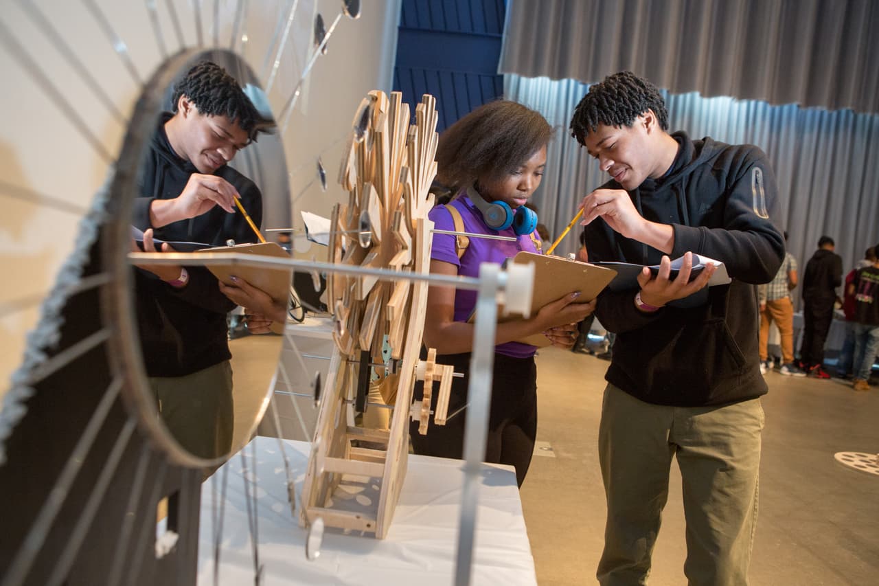 ¿Cómo preparar a los niños hoy para las carreras del futuro? Estas escuelas usan un enfoque alternativo