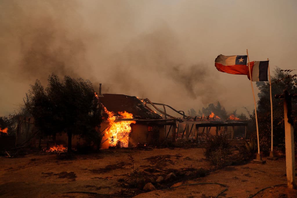Al menos 24 personas murieron 
<a href="https://www.univision.com/noticias/america-latina/brutal-incendio-vina-del-mar-chile-muertos-heridos-fotos">en Chile en decenas de incendios forestales</a> en la zona centro sur del país, azotada por una intensa ola de calor, según un informe presentado la noche del sábado por las autoridades.