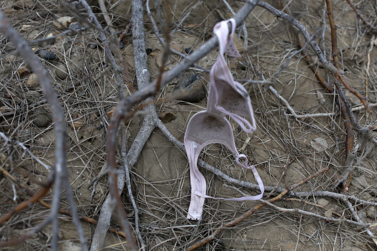 Un brassiere entre las ramas cercanas a la frontera, en el lado estadounidense de la región entre Roma, Texas, y Ciudad Alemán, Tamaulipas. Las autoridades migratorias de EEUU 
<a href="https://www.univision.com/noticias/inmigracion/patrulla-fronteriza-inmigrantes-100-personas" target="_blank">anunciaron a inicios de marzo</a> que aumentarán el número de patrullajes en la zona e incluso invitaron a voluntarios para unirse a la tarea.