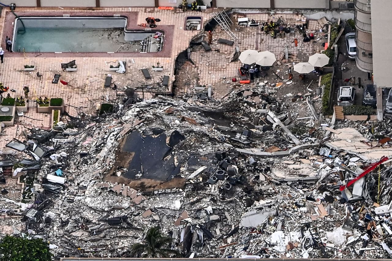 <b>Una tragedia frente al mar en Florida.</b>
<br>
<br>Un edificio de 12 pisos se derrumbó parcialmente en la madrugada del 24 de junio en Surfside, justo a una calle del límite de la ciudad de Miami Beach, en Florida. 
<br>
<br>El edificio se estaba hundiendo desde 1990 y los expertos creen que algunas fallas estructurales que no fueron atendidas a tiempo 
<a href="https://www.univision.com/noticias/estados-unidos/que-pudo-generar-derrumbe-edificio-surfside-3-explicaciones"><u>ocasionaron esta tragedia</u></a>, que dejó 
<a href="https://www.univision.com/noticias/estados-unidos/identifican-a-la-ultima-victima-de-surfside-98-total"><u>en total 98 fallecidos</u></a>.
<br>
<br>
<a href="https://www.univision.com/noticias/estados-unidos/acercamiento-ruinas-edificio-derrumbe-miami-beach-surfside-florida-fotos"><u>Vea aquí un acercamiento extremo en fotos al edificio que colapsó en Surfside</u></a>
<br>