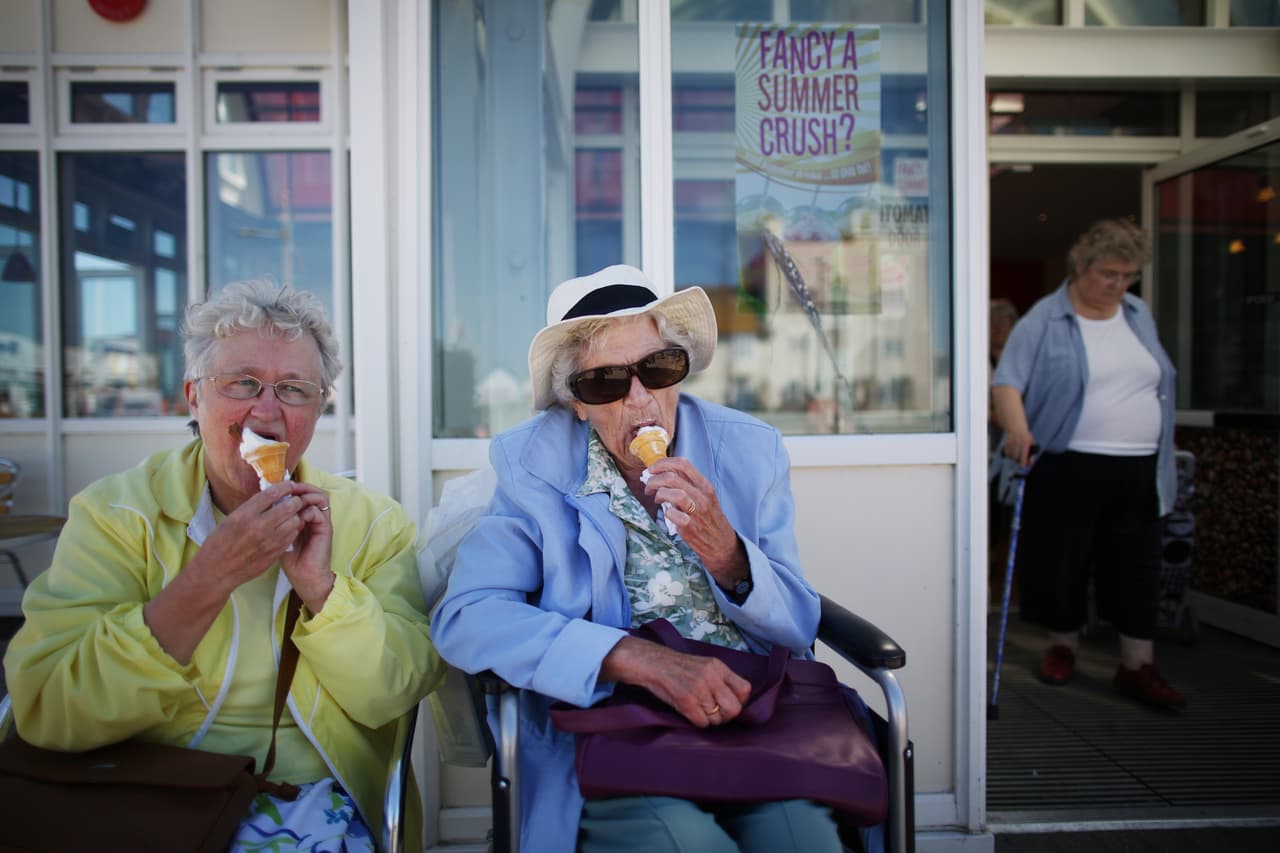 La media de edad en Estados Unidos es de 38.2 años, por encima de los 36.9 años de hace 10 años y bastante lejos de los menos de 30 años que se registraba en los años setenta. 
<br>
<br>Entre las causas, está que 
<a href="https://www.univision.com/noticias/salud/esperanza-de-vida-desciende-en-eeuu-nuevamente">la esperanza de vida de los estadounidenses</a> se sitúa en 76.7 años, cinco años más de lo que se registraba hace medio siglo, la caída en la tasa de natalidad y el aumento de restricciones para la inmigración, especialmente durante la pandemia de covid-19. El portal 24Wallst.com determinó las ciudades y pueblos con el promedio mayor de edad basándose en los datos de la Oficina del Censo de Estados Unidos, y estos son los resultados. 
<br>