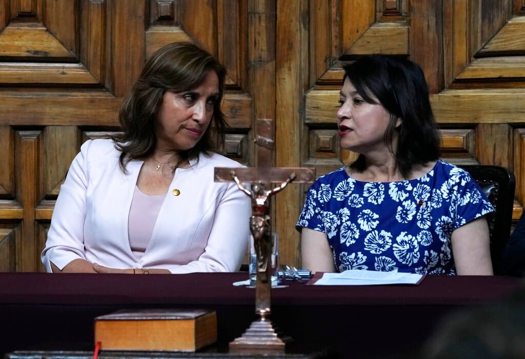 Perú expulsa al embajador de México y realiza una primera votación para adelantar elecciones en medio de la crisis política