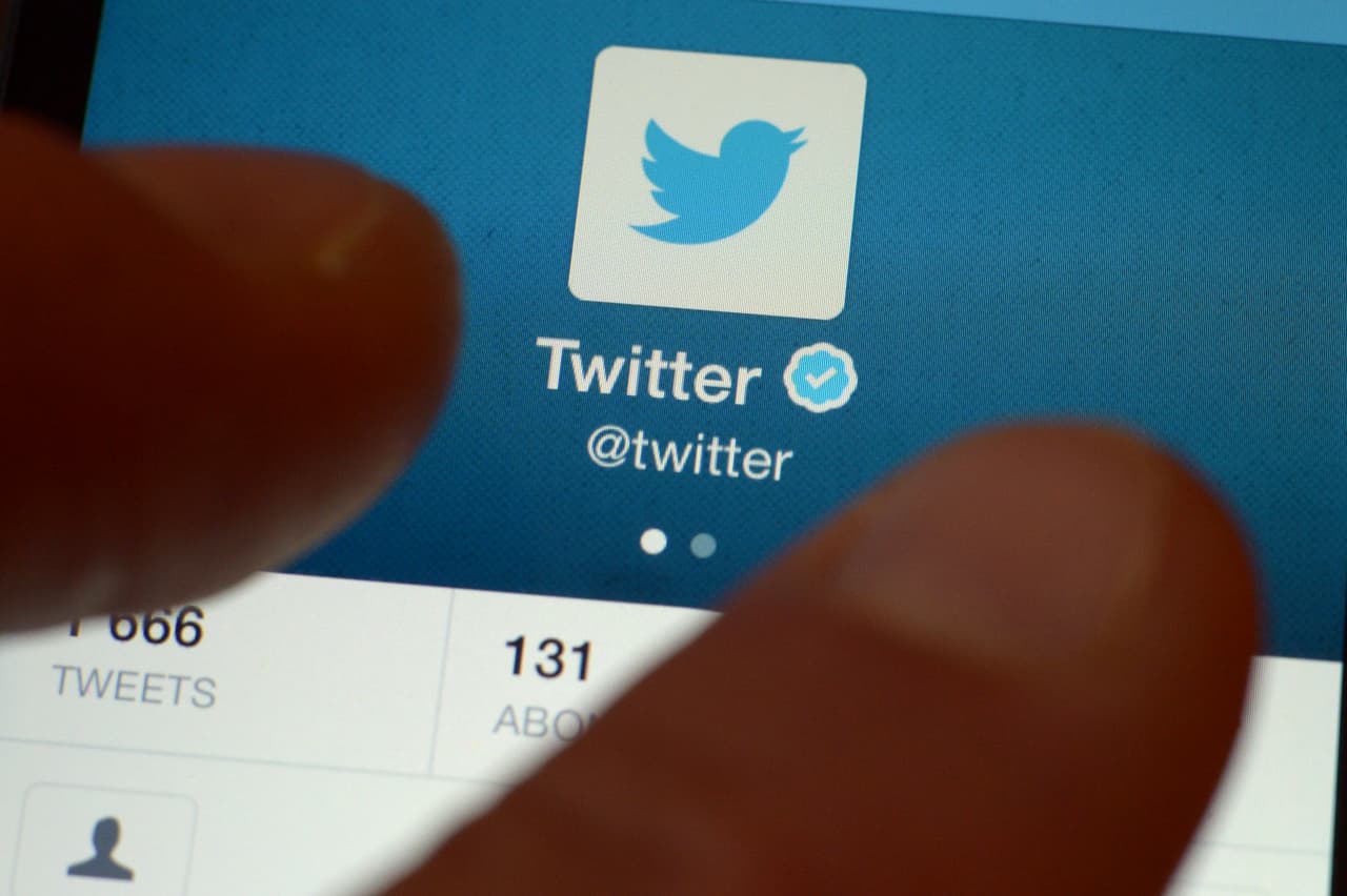 En total fueron hackeadas 130 cuentas de Twitter, consiguieron enviar tuits desde 45, acceder a las bandejas de entrada de 36, y descargar datos de 7 cuentas. 
<br>