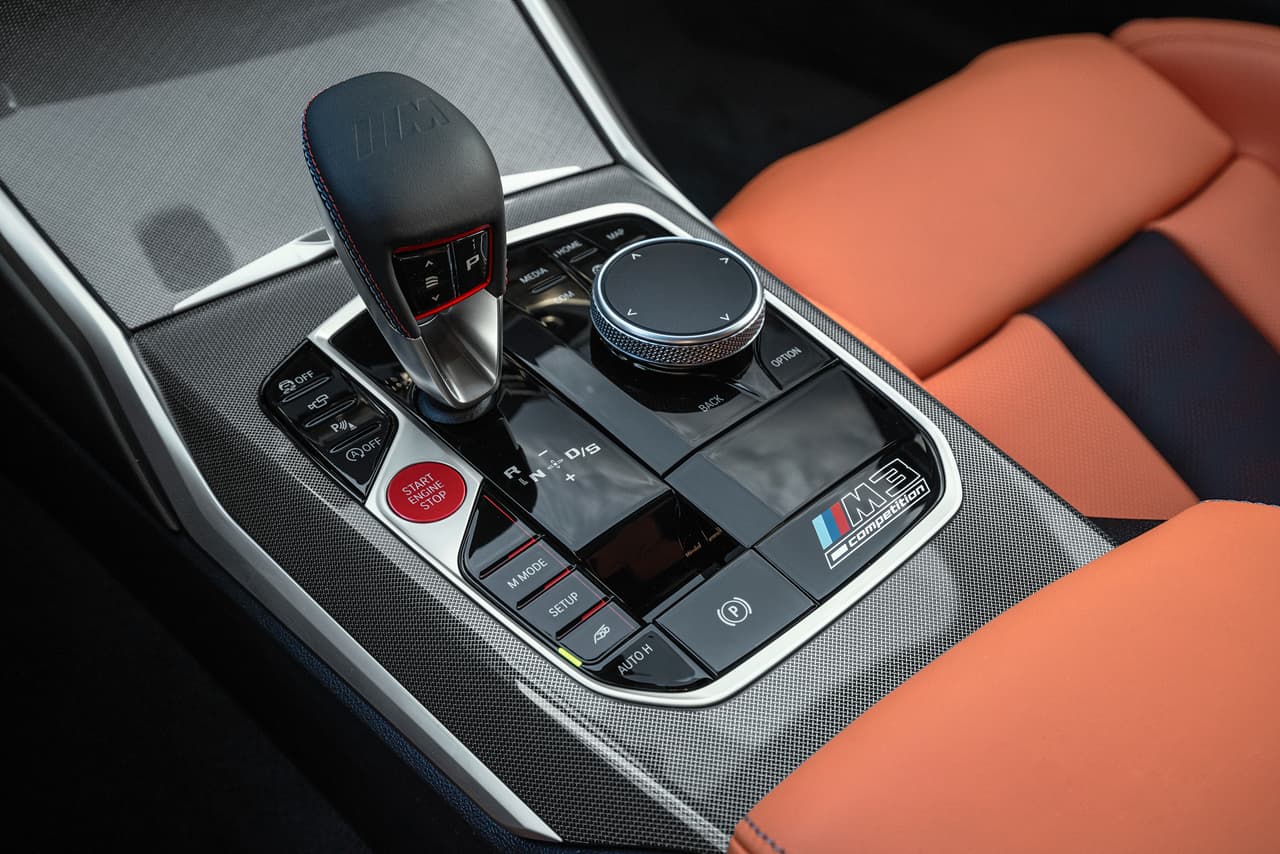 El iDrive 7 permite al conductor y a los pasajeros interactuar con el vehículo de diferentes maneras, incluyendo comandos de voz y un control táctil.