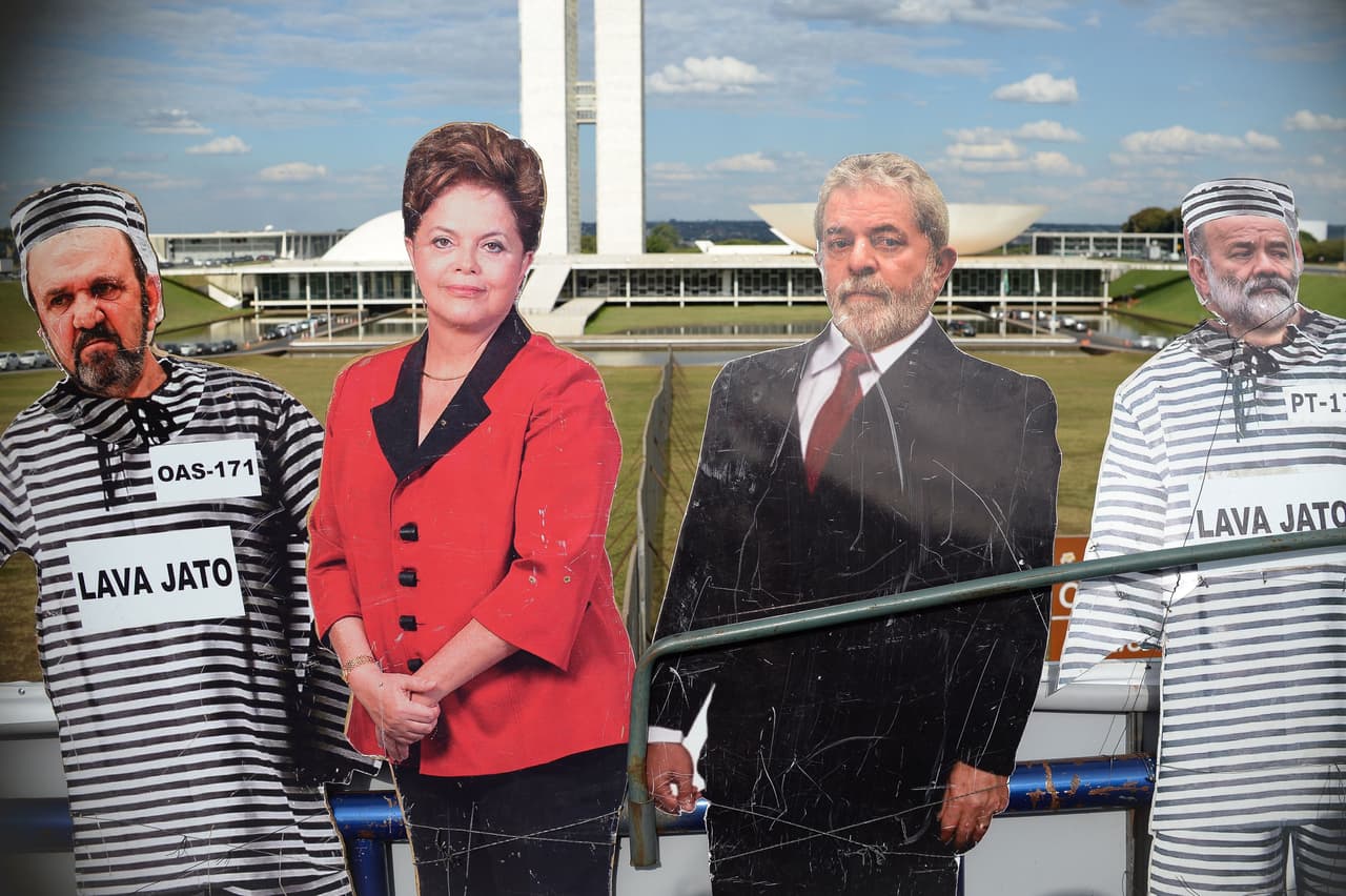 4 de marzo de 2016. La policía detiene brevemente a Lula para ser interrogado por pagos que se sospecha provienen de sobornos en Petrobras. Luego, el 16 de marzo, el juez Sergio Moro da a conocer conversaciones telefónicas entre Lula y Rousseff y dice que consideraban tratar de influenciar a fiscales anticorrupción. La publicación de las llamadas ensombrece el intento de Rousseff de nombrar a Lula como su jefe de gabinete, para protegerlo.