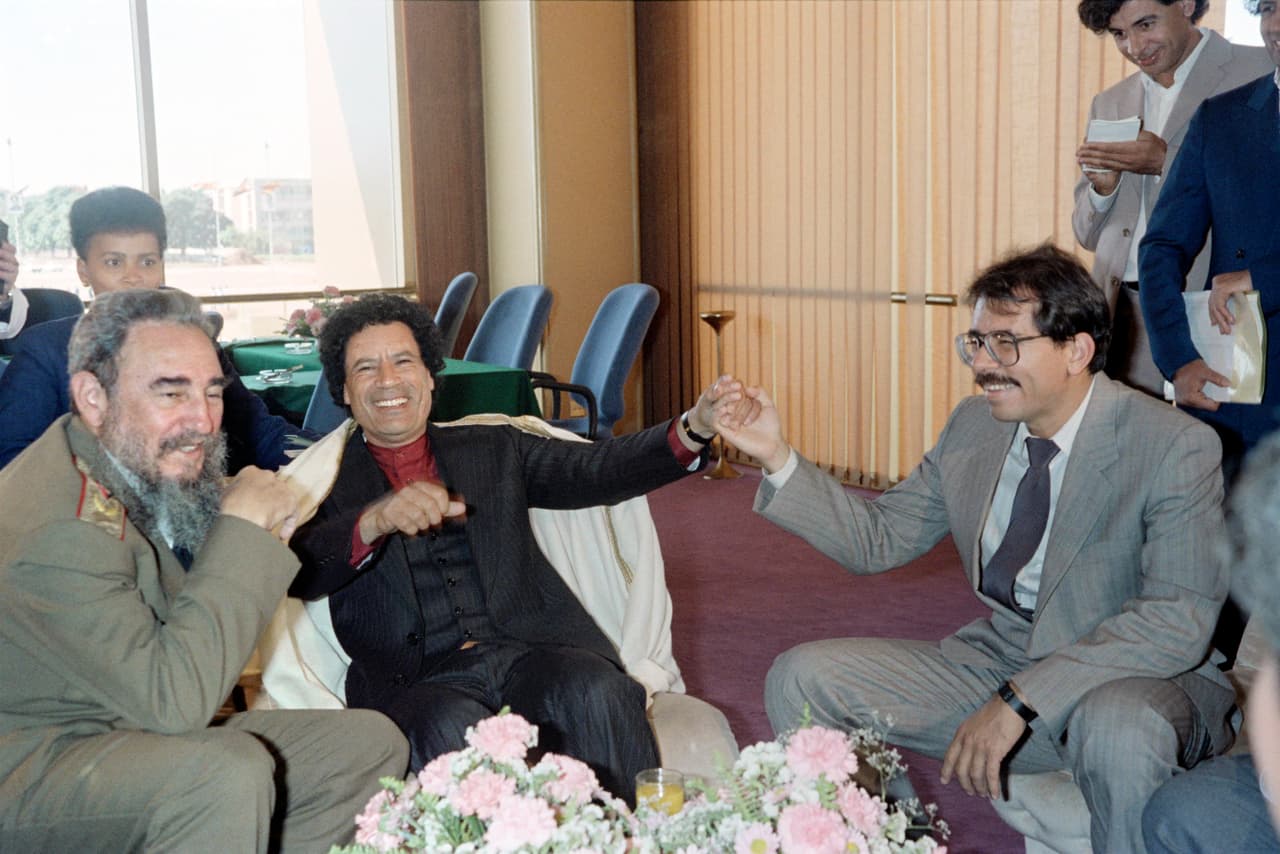 Fidel Castro (l), President of Cuba, Moamer Kadhafi (c), President of Libya and Daniel Ortega (r), President of Nicaragua, meeting at the summit of the non-aligned countries in Harare, Zimbabwe. September 4, 1986.