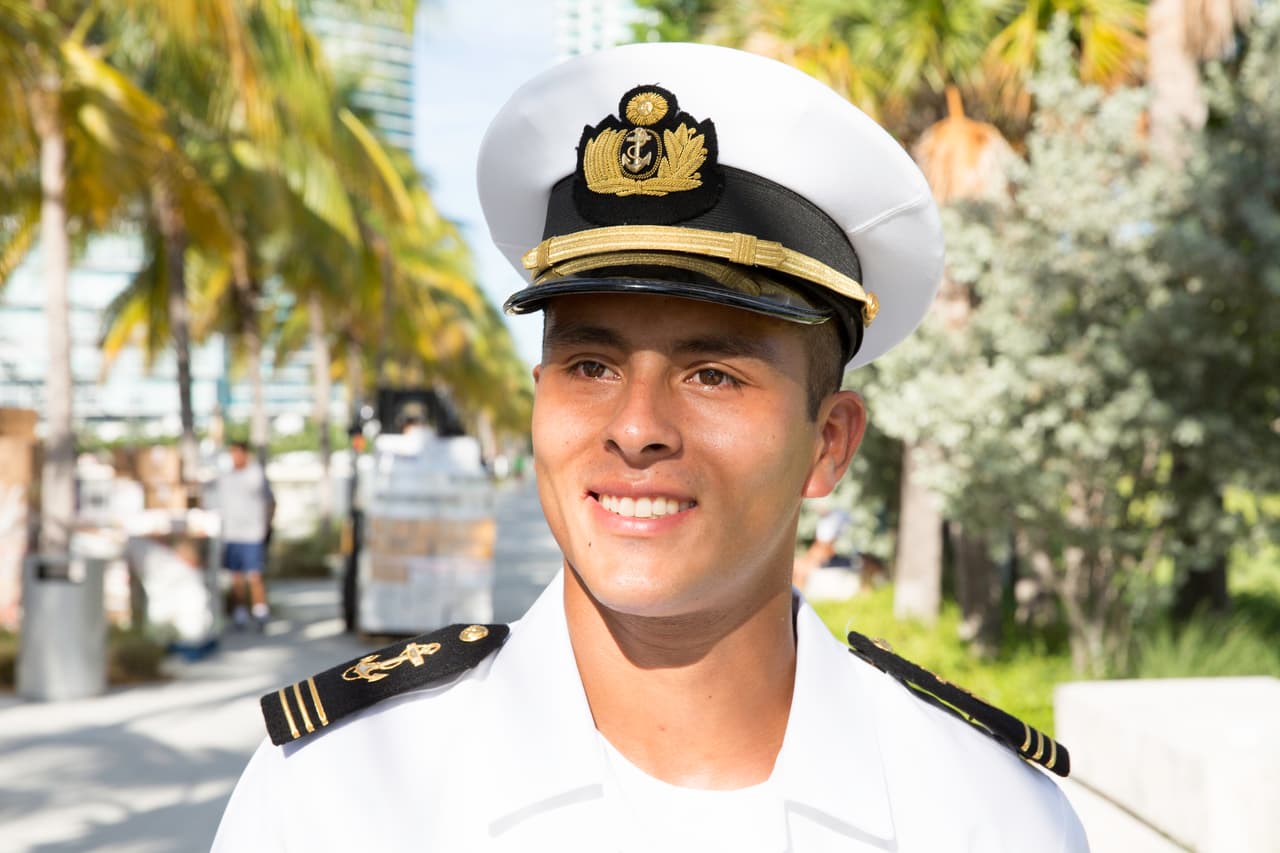 Manlio dice sentirse dichoso de ser parte de la Escuela Naval del Perú: "Es otro mundo, tan distinto de la vida civil".
