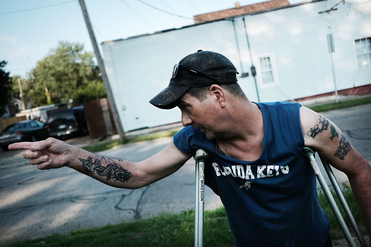 Eric sirvió en la marina y sufre de adicción a la heroína. Vive en Warren, Ohio. 
<b>En ese estado, 4,149 personas fallecieron de sobredósis de drogas en 2016, un 36% más que el año anterior</b>. Es el que tiene 
<a href="http://uni.vi/BNcs30cqSdp">más muertes por esta causa</a> en Estados Unidos. 
<br>