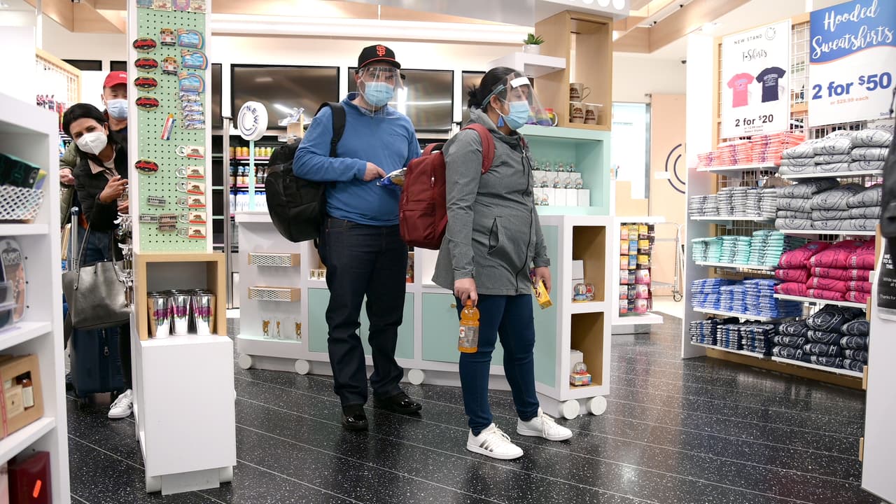 Por lo tanto, las personas vacunadas o no deberán comenzar a usar la mascarilla en lugares cerrados. Sin embargo, 
<b>la recomendación de los funcionarios de salud es clara: si aún no se ha vacunado debe vacunarse lo antes posible para evitar contagirse y propagar el <a href="https://www.univision.com/temas/coronavirus">coronavirus</a>. </b>
