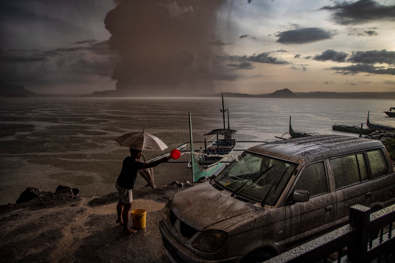 <b>La erupción del volcán Taal</b>. 
<br>
<br>El volcán Taal, en la isla de Luzón en Filipinas, entró en erupción el 12 de enero de 2020, y 
<a href="https://www.univision.com/noticias/fenomenos-naturales/la-ceniza-del-volcan-taal-tine-de-gris-parte-de-filipinas-fotos"><u>arrojó cenizas hasta 12 millas de distancia</u></a>. Generó tormentas volcánicas y obligó a evacuar el área circundante. La imagen ganó el segundo lugar en la categorías ‘historias’ del concurso.