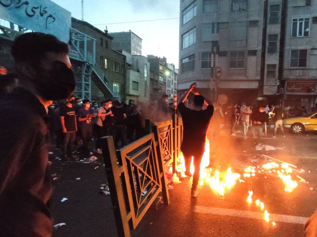 Las protestas, que este jueves entraron en su séptimo día, ya son consideradas por muchos las peores en muchos años. El balance de fallecidos es complicado determinarlo con precisión ya que mientras grupos de derechos humanos kurdos hablan de hasta 15 solo en el oeste del país, según informa la BBC, la televisión estatal señala que son 11, incluidos cuatro agentes, y no por las fuerzas de seguridad sino por los manifestantes.