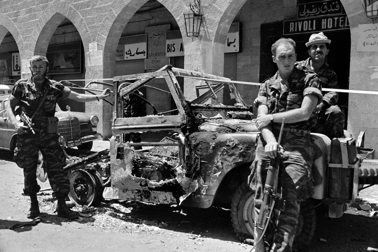 <b>Soldados de Israel frente al hotel Rivoli </b>en la calle Salah e-Din en Jerusalén. Israel estableció en la ciudad santa su capital, aunque no es reconocida por la comunidad internacional. Los palestinos también quieren que sea la capital de su futuro estado.
