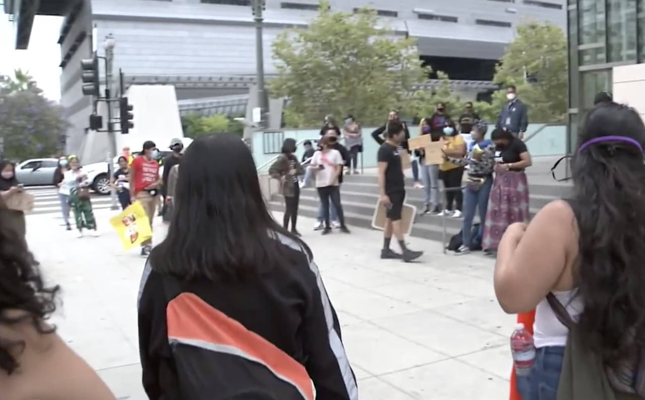 Así mismo, la supervisora del condado de Los Ángeles, 
<b>Hilda Solís</b>, también dijo que el fallo brinda seguridad, al menos por ahora, a los "inmigrantes que trabajan duro".
