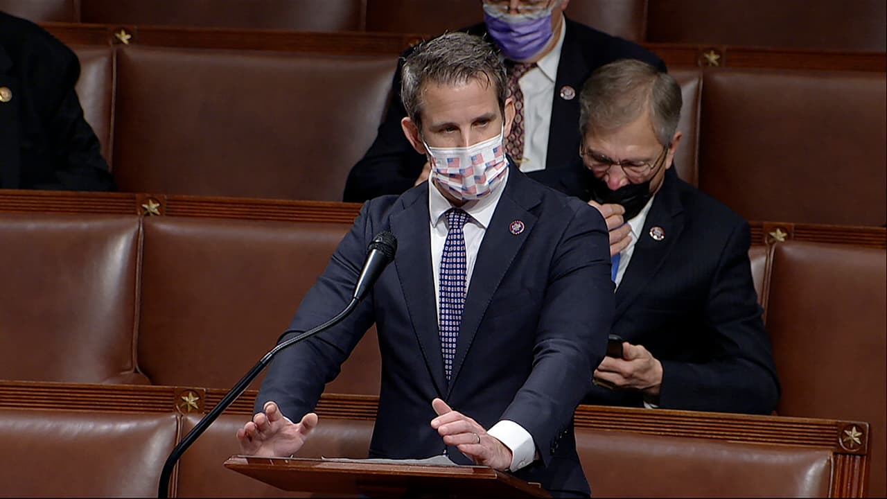 Adam Kinzinger se une republicanos que votaron por el juicio político contra Donald Trump