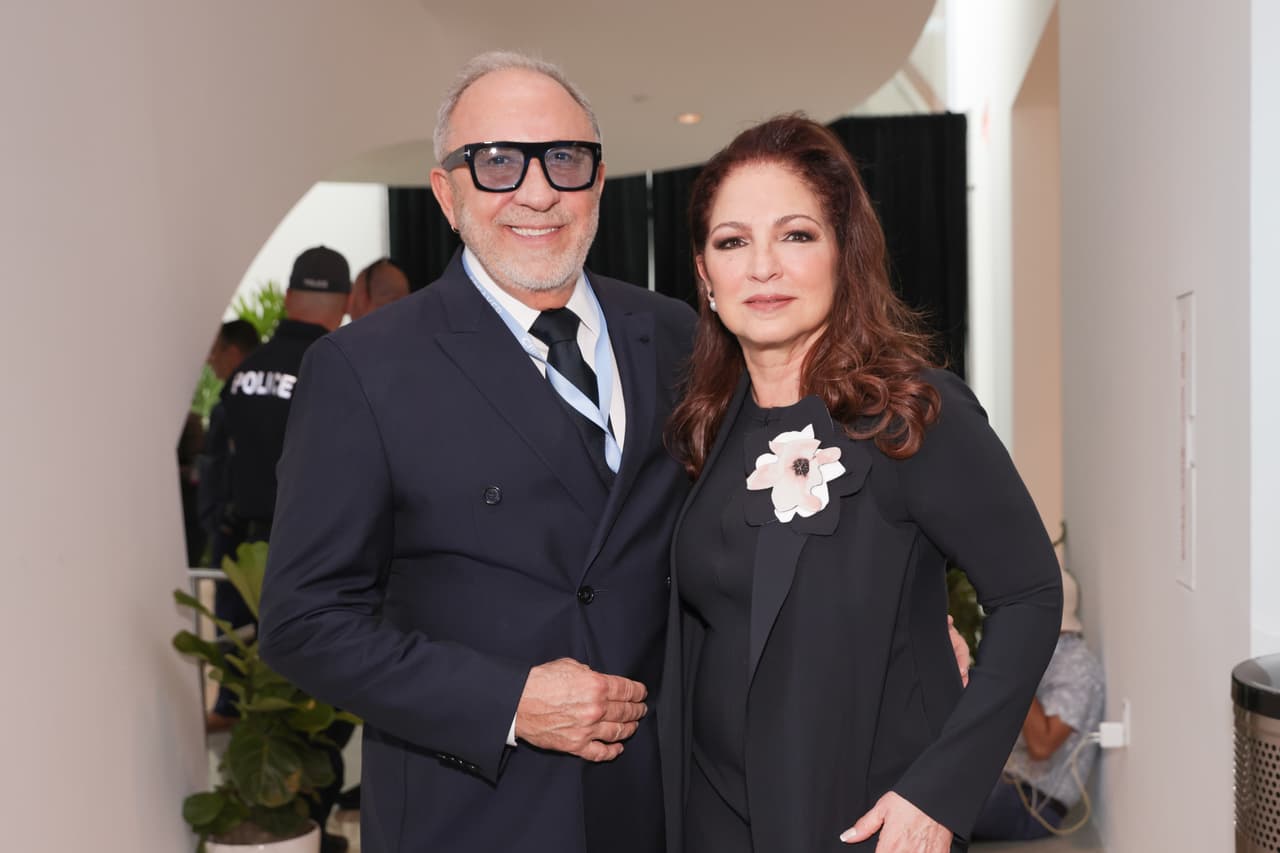 <h2 class="cms-H2-H2">Gloria Estefan y Emilio Estefan</h2>
<br>
<br>Es la pareja que más año lleva de casados en la industria de la música. 
<a href="https://www.univision.com/musica/gloria-estefan-a-bad-bunny-los-cantantes-que-son-o-han-sido-duenos-de-equipo-deportivos-fotos" target="_blank">Gloria conoció a Emilio</a> cuando era el líder de Miami Sound Machine, una banda de pop latino, en 1976, y dos años más tarde, el 2 de septiembre de 1978 se casaron. De su amor de 45 años han nacido sus 2 hijos: Nayib y Emily Marie.