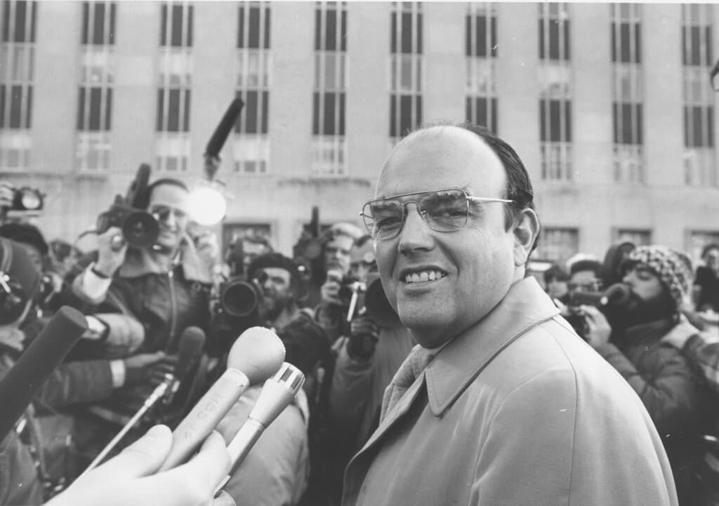 El encubrimiento podría haber tenido éxito si no fuera porque en el verano boreal de 1973 se descubrió por casualidad que Nixon había grabado en secreto todas sus reuniones en la Casa Blanca. Entre ellas, una en la que se le oía ordenando al FBI, que iba a investigar el allanamiento en el 
<b>Watergate</b>, que "se mantuviera fuera de esto". En la imagen, 
<b>John D. Ehrlichman</b>, una de las figuras claves del caso, que estuvo 18 meses en la cárcel por conspiración y perjurio.