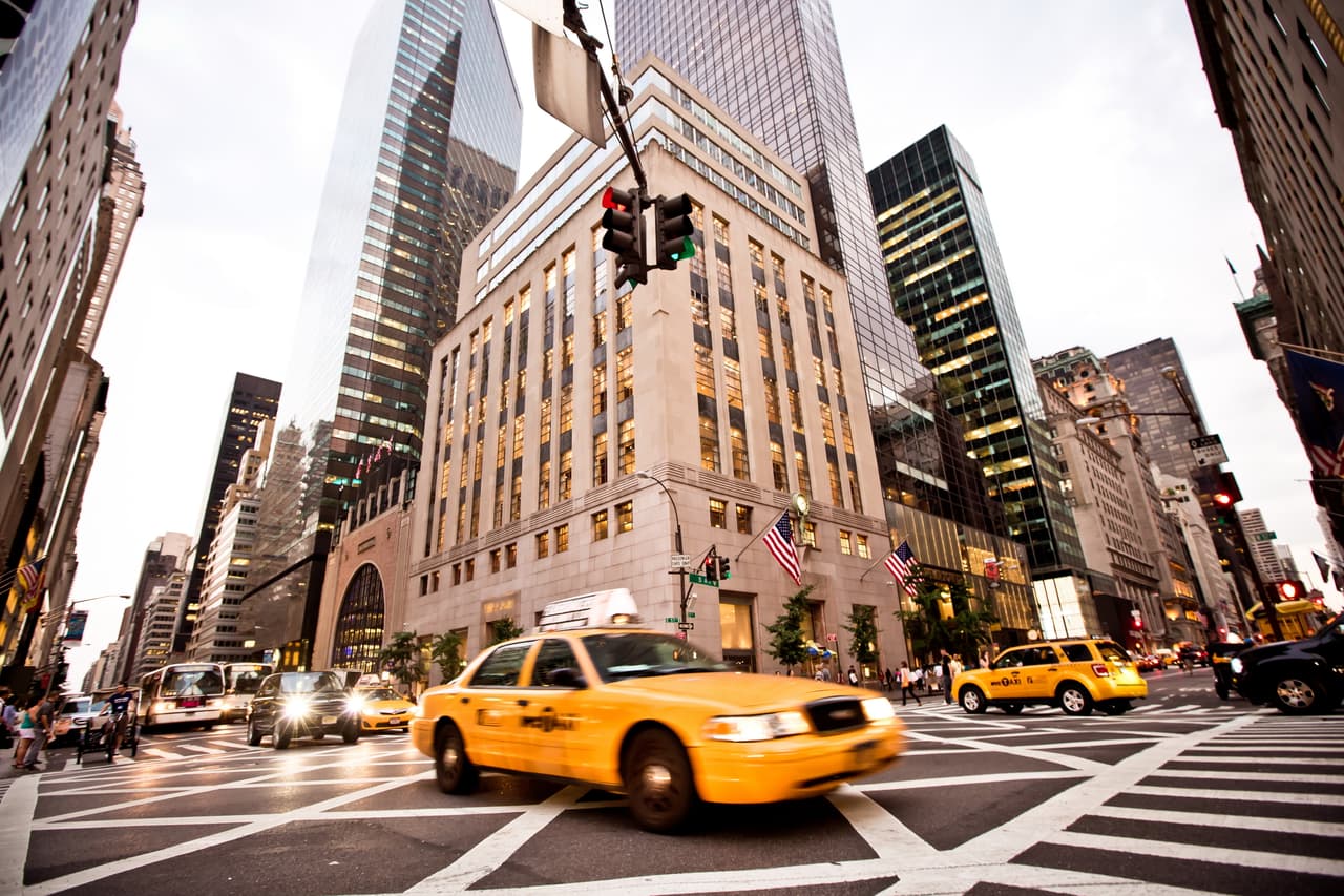 <b>4. Nueva York</b>
<br>
<br>
<b>Multa por exceso de velocidad:</b> $300
<br>
<br>El Empire State tiene un rango de multas que van desde $90 hasta $600 para los infractores primerizos. Sin embargo, si un conductor excede el límite de velocidad entre 11 mph y 30 mph, la multa máxima es de $300.