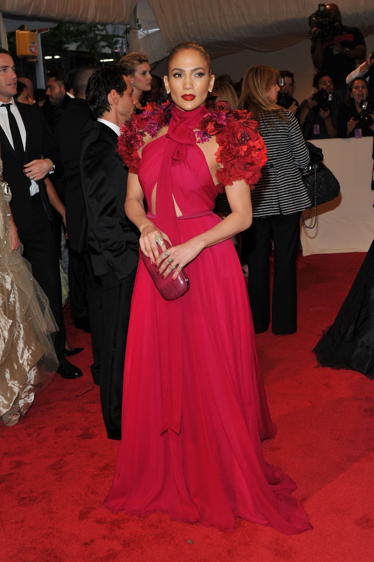 En 2011, Jennifer optó por un vestido color rosa magenta de Gucci, el cual en los hombros tenía flores, para asistir a la prestigiosa cena.