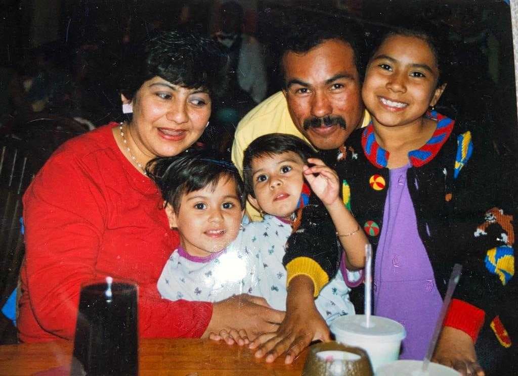 La familia de estas gemelas siamesas siempre ha estado junta. En la foto, las dos chicas, sus padres y su prima Anabel que vive con ellos desde pequeña.