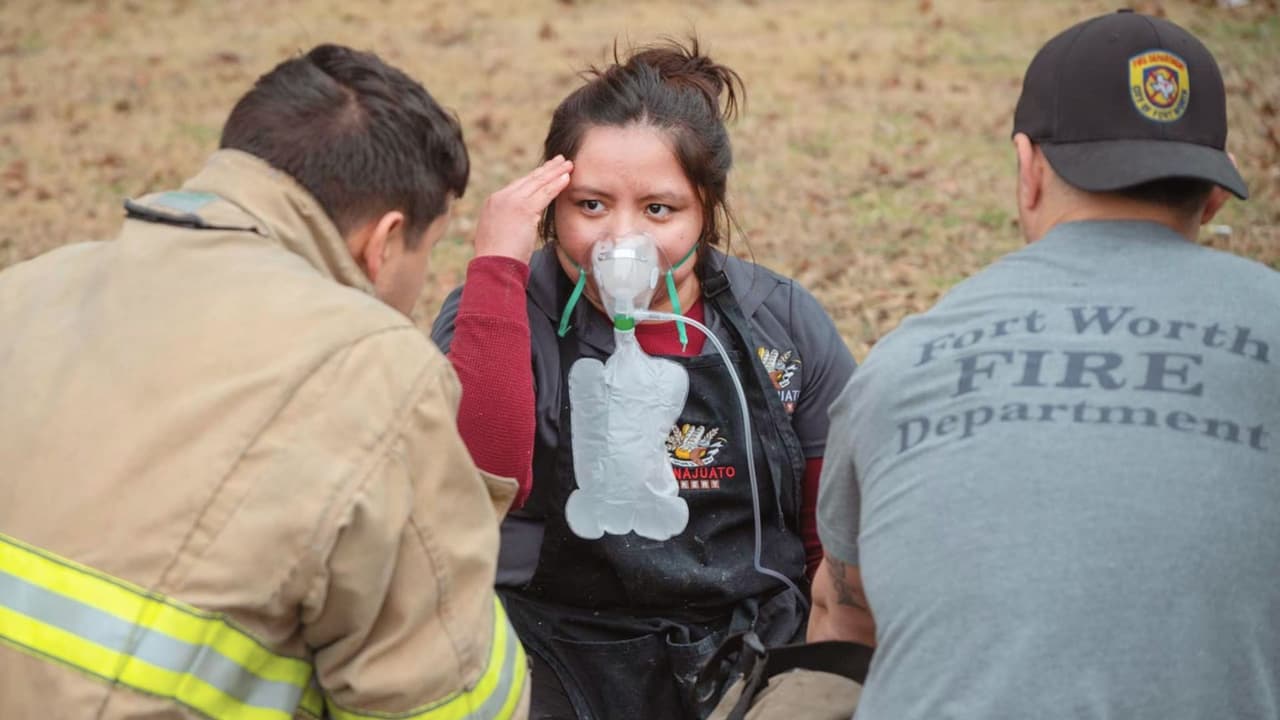 Al llegar al lugar, 
<b>los bomberos se encontraron con varias personas que mostraban <a href="https://www.univision.com/local/dallas-kuvn/monoxido-de-carbono-el-enemigo-silencioso-en-tu-hogar-que-puede-ser-mortal-video" target="_blank">signos preocupantes de exposición al monóxido de carbono</a></b>. En medio de la emergencia, una mujer adulta yacía inconsciente, destacando 
<b>la gravedad de la situación</b>.