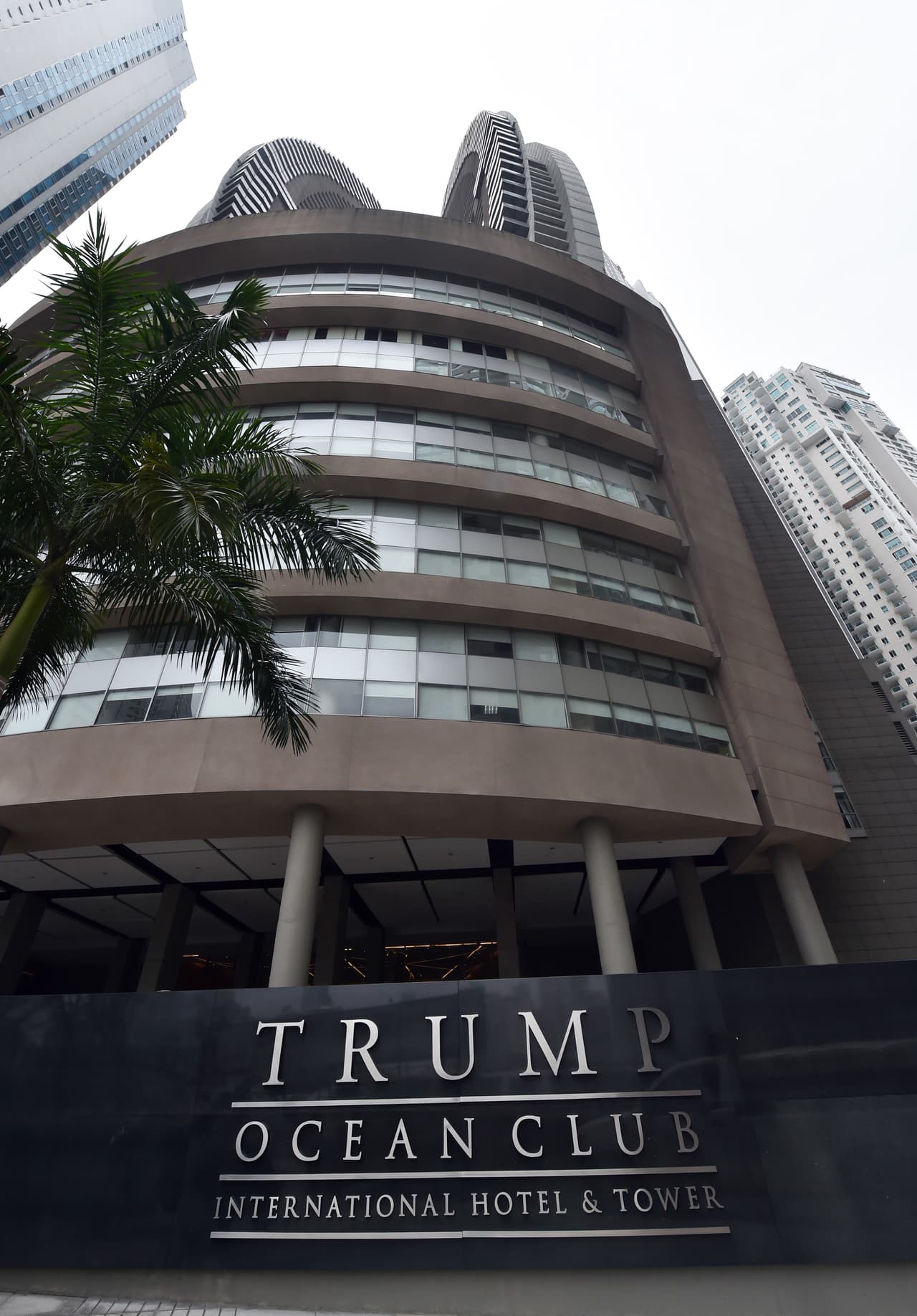 <b>Trump Ocean International Hotel & Tower. Ciudad de Panamá,<i> </i>Panamá</b>. Es un edificio de 70 pisos en la capital del país centroamericano, frente al océano Pacifico en la bahía de la ciudad de Panamá. Dos empresas donde Donald Trump figura como presidente y operan en este país están registradas en su declaración financiera ante la Comisión Federal de Elecciones.
<br>