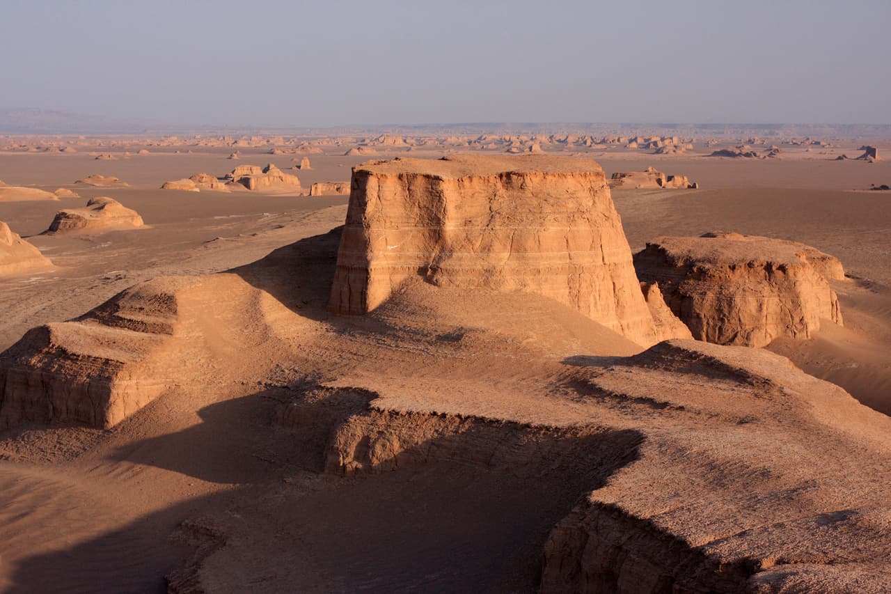 La NASA consideró por varios años al desierto de 
<b>Lut, en Irán,</b> como el más más caluroso e inhóspito del planeta. La temperatura máxima registrada en este lugar ha sido de
<b> 86.8 °C</b>. Las nuevas mediciones han reflejado que este desierto, uno de los más grandes del mundo, está bastante por encima del Valle de la Muerte en Estados Unidos.
<b> </b>El calor es tan insoportable que prácticamente ninguna forma de vida puede existir.