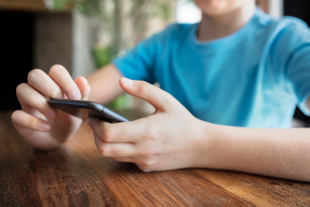 "La vergüenza les impide denunciar": Qué es la 'sextorsión' y cómo afecta a adolescentes
