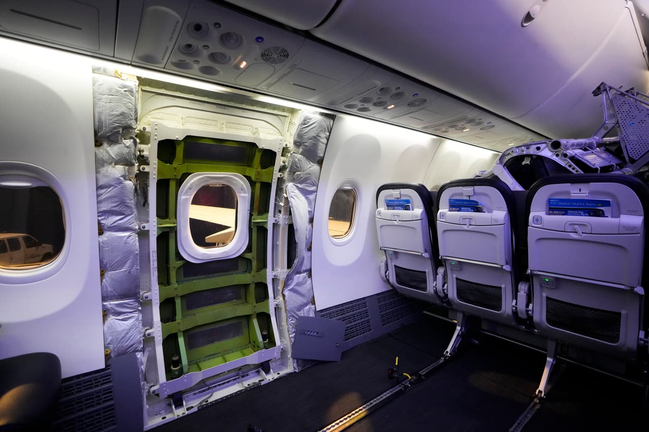 El proceso de revisión implica remover el tapón del fuselaje y retirar dos filas de asientos.
