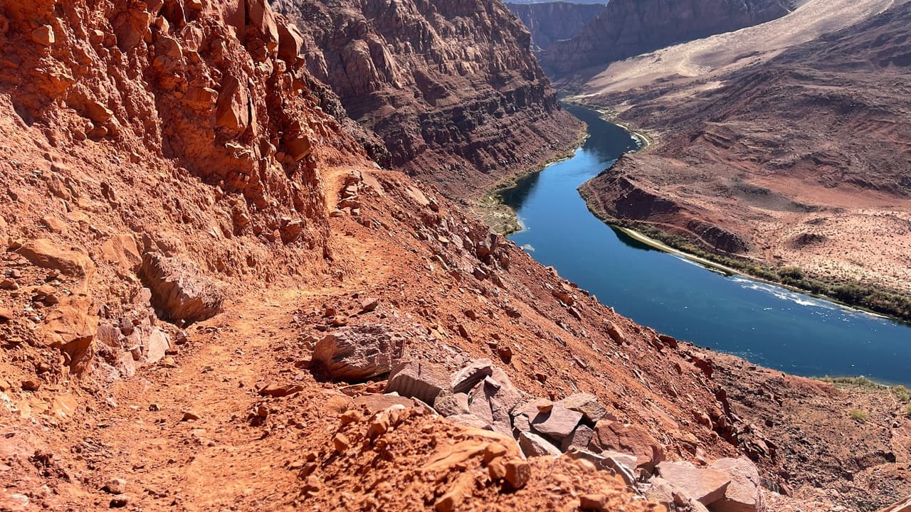 El esfuerzo bien vale la pena ya que en la cima se puede disfrutar de hermosas vistas del río Paria, lago Powell, la montaña Navajo, Vermilion Cliffs y el Cañón Glen.
