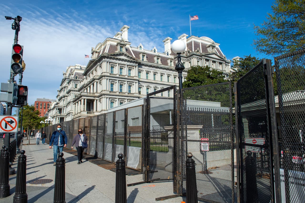 En las últimas horas fue levantada una nueva barda por todo el perímetro del palacio presidencial.