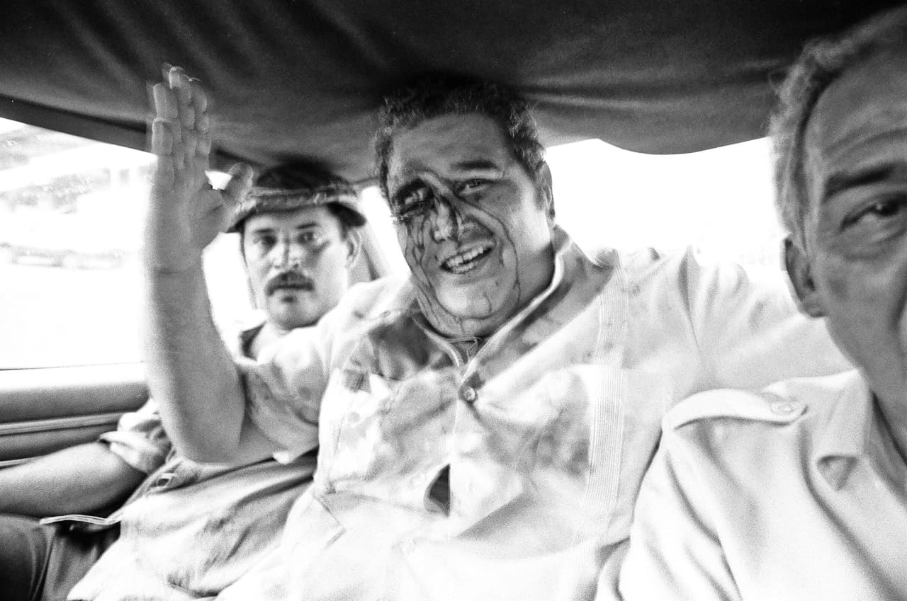 Guillermo Endara, futuro presidente de Panamá, en su camino al hospital tras ser golpeado por una multitud de seguidores de Noriega en Ciudad de Panamá, el 10 de mayo de 1989.