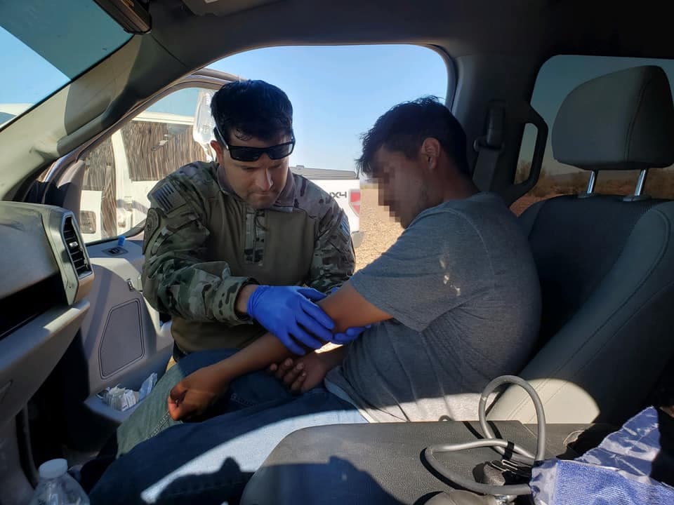 La Patrulla Fronteriza del Sector Yuma recibió una llamada de ayuda el sábado por la mañana de un hombre que declaró que cruzó ilegalmente a Estados Unidos y que había estado caminando durante cinco días por el desierto. El migrante dijo que no tenía comida ni agua y esperaba en la cima de una montaña. Dos horas después, agentes del equipo especial BORSTAR respondieron a otra llamada de ayuda de seis migrantes, cuatro adultos y dos menores de 14 y 17 años, perdidos en el desierto. Todos los migrantes fueron localizados y recibieron atención médica.