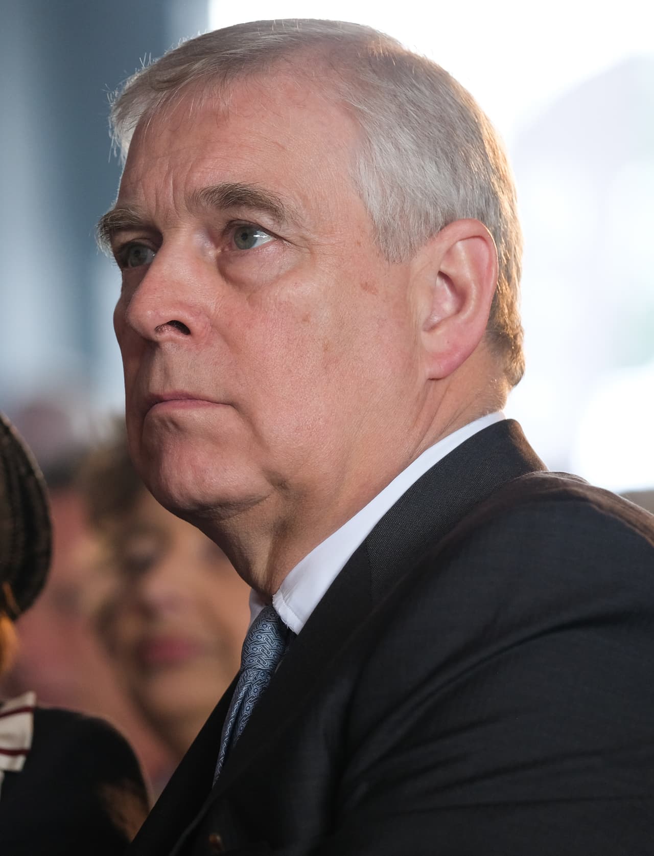 El palacio de Buckingham negó este lunes 2 de diciembre las acusaciones de Roberts en un comunicado citado por 
<b><a href="https://edition.cnn.com/2019/12/02/uk/prince-andrew-virginia-giuffre-panorama-intl-gbr/index.html" target="_blank">CNN</a></b>: "Se niega enfáticamente que el duque de York haya tenido algún tipo de contacto sexual o relación con Virginia Roberts. Cualquier afirmación de lo contrario 
<b><a href="https://www.univision.com/noticias/criminalidad/el-principe-andrew-sabe-lo-que-ha-hecho-dice-una-de-las-jovenes-reclutada-por-epstein" target="_blank">es falsa y sin fundamento</a></b>".
<br>