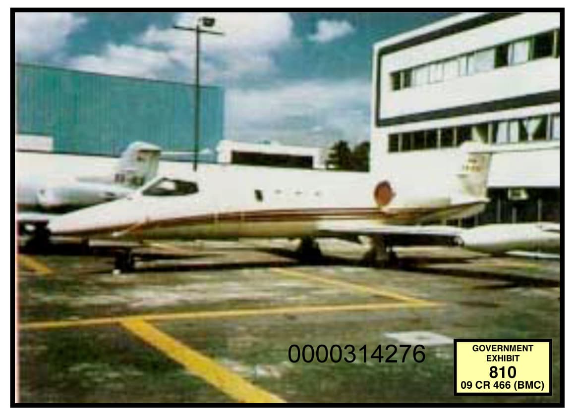 Fotografía de un avión perteneciente a la flota de ‘El Chapo’. 
<a href="https://www.univision.com/noticias/narcotrafico/el-piloto-de-confianza-de-el-chapo-guzman-otro-testigo-estrella-en-el-juicio-contra-el-capo-mexicano">Uno de los testigos de la Fiscalía aseguró que Guzmán enviaba sus tres jets privados a Tijuana</a> cada mes para recoger las ganancias de sus operaciones de contrabando de drogas. En promedio, cada aeronave llevaba hasta 10 millones de dólares en efectivo.