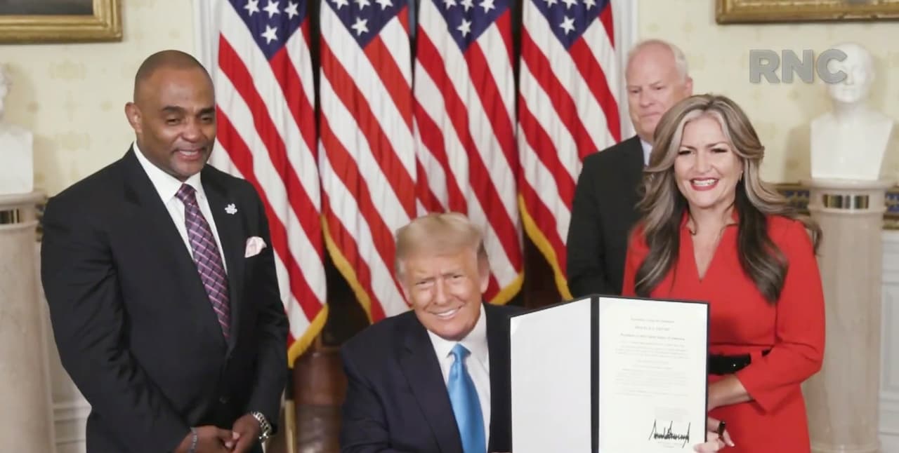 <b>Jon Donyae Ponder.</b> Condenado por robo a mano armada en 2005. Fue perdonado por Trump el 25 de agosto de 2020, durante la transmisión televisiva de la 
<a href="https://www.univision.com/noticias/elecciones-en-eeuu-2020/una-estridente-acusacion-de-socialistas-radicales-contra-los-democratas-y-otras-claves-de-la-convencion-republicana"><u>Convención Nacional Republicana desde la Casa Blanca</u></a>, lo que generó duras críticas por la mezcla que hacía el presidente de un acto de gobierno con un evento partidista que además se realizaba en la sede del poder ejecutivo.
<br>