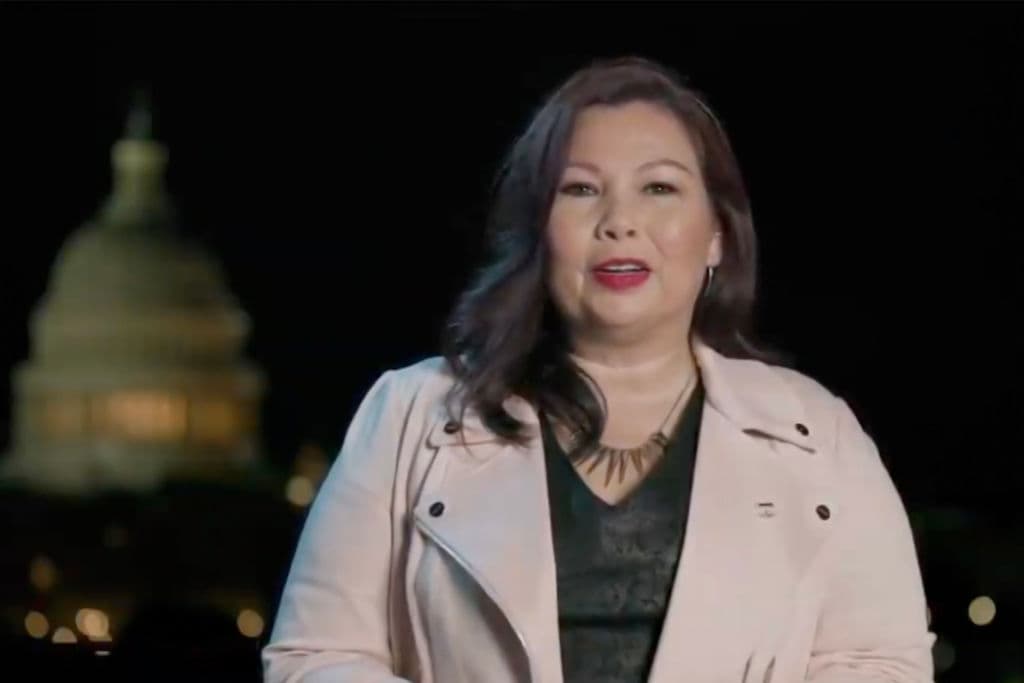 Tras criticar duramente al presidente Donald Trump, Tammy Duckworth, senadora por Illinois y veterana que perdió sus piernas en Irak en 2004 cuando el helicóptero que pilotaba fue derribado, dijo que "a diferencia de Trump, Joe Biden tiene sentido común y decencia".