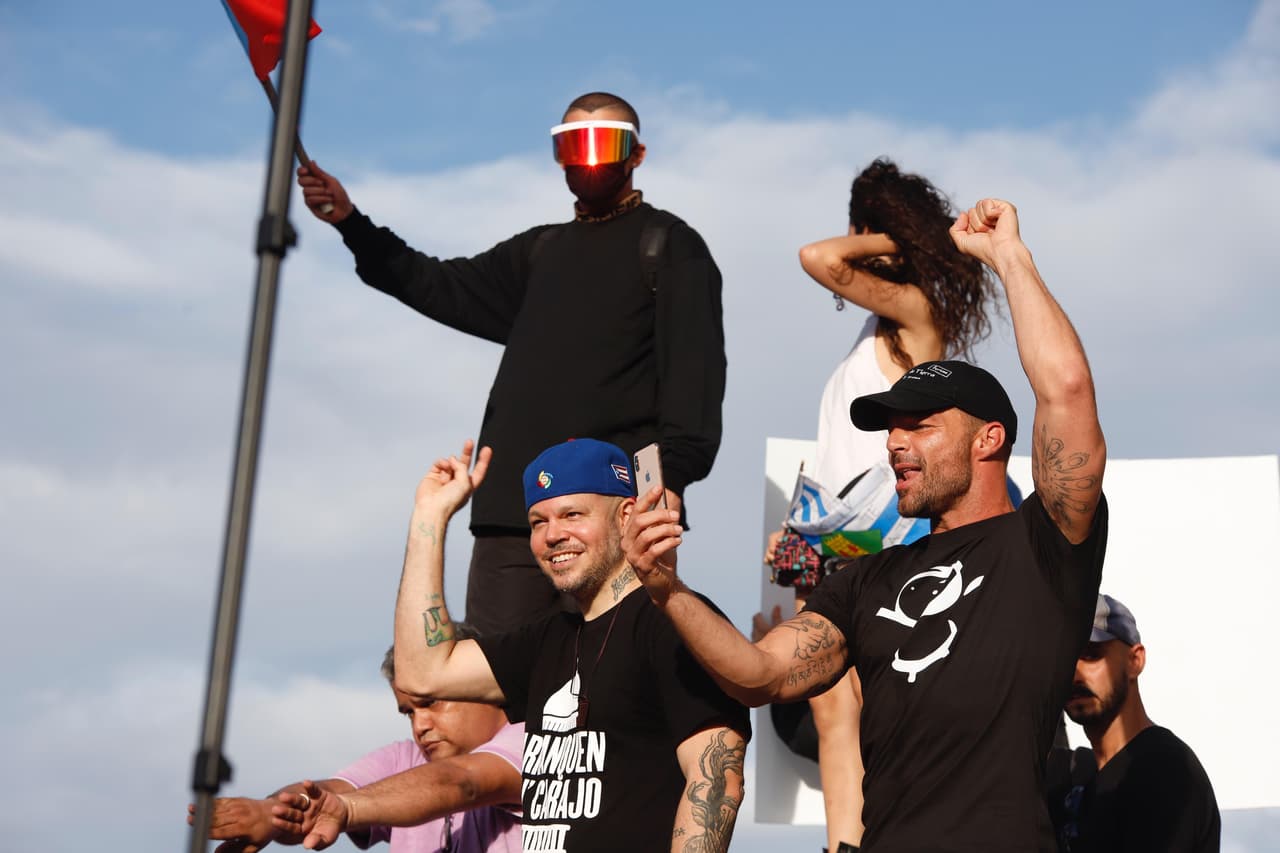 Cientos de manifestantes se agruparon frente al Capitolio de San Juan para realizar una masiva protesta contra el gobernador Ricardo Rosselló. Encabezaron la protesta los cantantes puertorriqueños Bad Bunny, Residente y Ricky Martin.