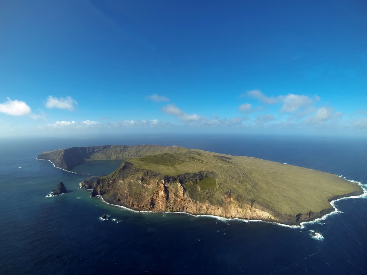 La isla Saint Paul, un patrimonio natural de la humanidad francés al sur del océano Índico. 
<br>
<br>El valor cultural y natural para todas los habitantes del mundo que tiene este país es impresionante. Incluye la región de Champagne, donde se produce el mundialmente famoso vino espumante.