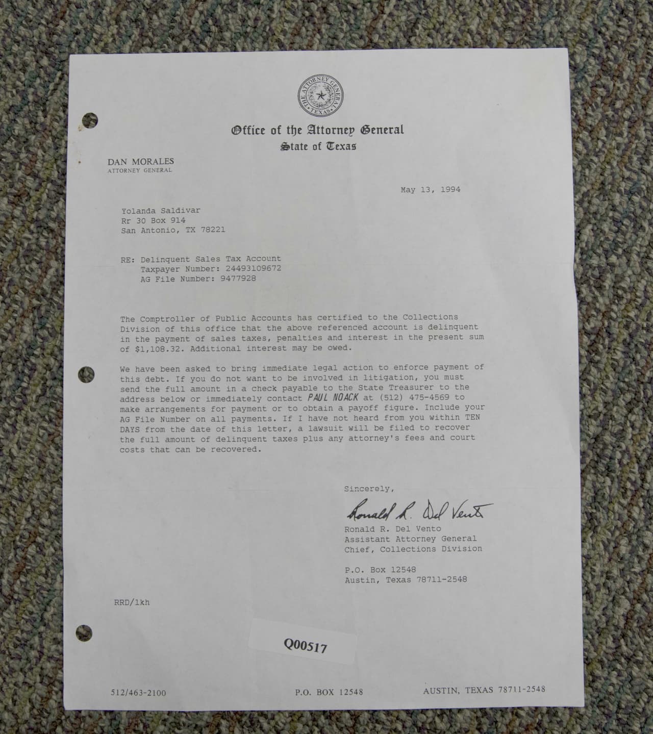 Durante el juicio se presentó prueba de las deudas que Saldívar acumulaba. Esta carta del 13 de mayo de 1994 consigna que la mujer debía 1,108 dólares en impuestos de venta.