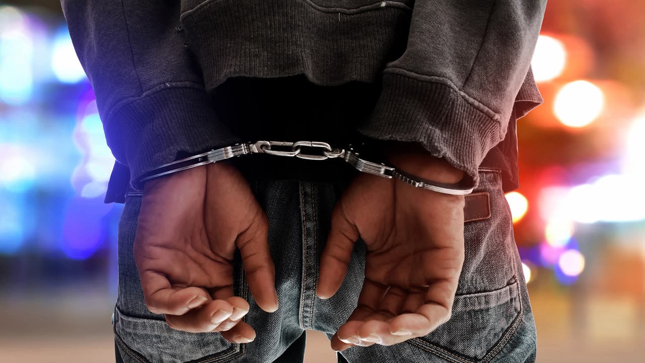 Detienen a cinco adolescentes por robo de vehículo a mano armada en Sacramento