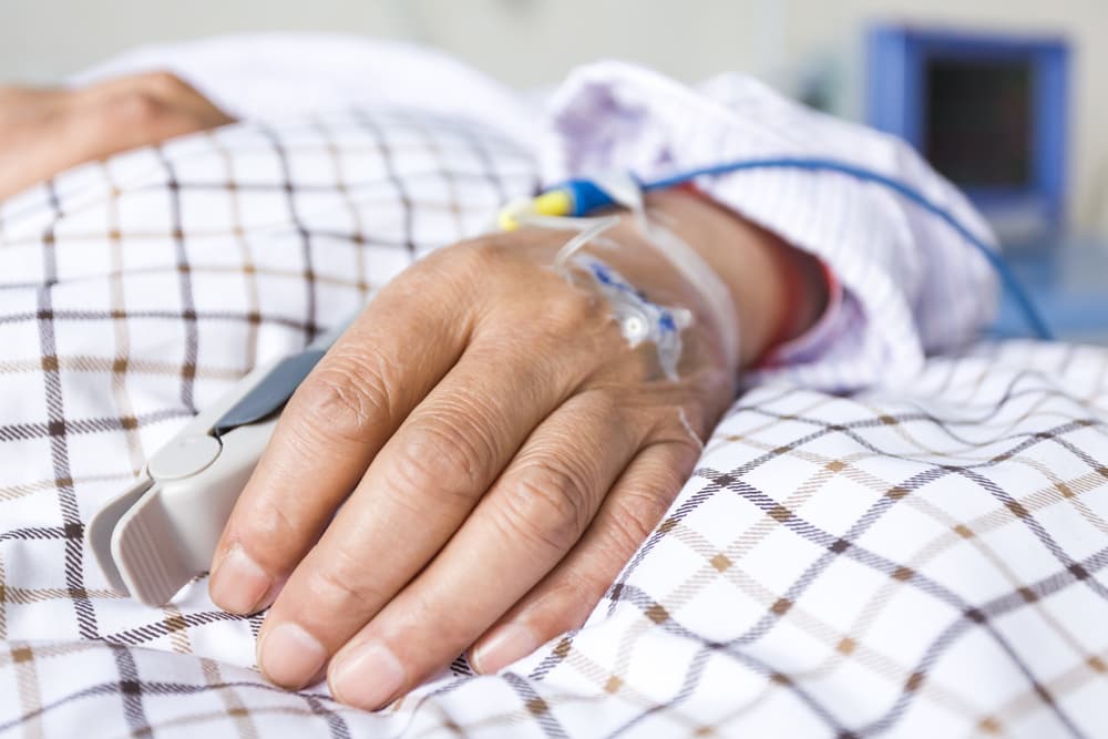 Si usted está enfermo, no salga de su casa. Evite ir a hospitales a menos que sea necesario. En caso de que usted presume que pueda estar contagiado, debe llamar a su médico antes que ir a un hospital para evitar el contagio de más personas.