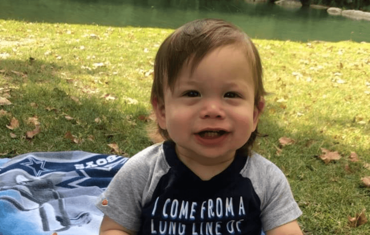 <b>James Chairez | </b>El bebé de 18 meses fue hallado muerto en la casa rodante en la que el menor vivía con su madre, principal sospechosa de su desaparición. 
<br>
<br>En un principio, tanto la mamá del niño y él estaban siendo buscando por las autoridades. 
<a href="https://www.univision.com/local/san-antonio-kwex/james-chairez-dlanny-chairez-bebe-muerte-desaparicion-san-antono">Ambos eran catalagados como desaparecidos</a>. La noticia dio un cambio drástico cuando se vio a la madre del bebé James sola en un autobús en San Antonio.
