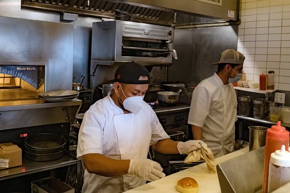 Residentes de Nueva York demandan a la ciudad para poner fin al programa de restaurantes al aire libre 