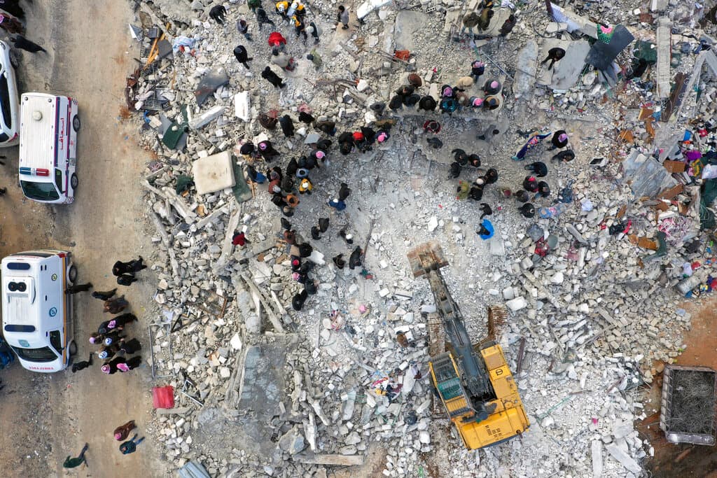 Una vista aérea de otro pueblo sirio golpeado por el potente sismo, Harem. Stephane Dujarric, portavoz del secretario general de la ONU, Antonio Guterres, señaló que 224 edificios en el noroeste de Siria quedaron destruidos y al menos 325 sufrieron daños, incluidos almacenes de ayuda humanitaria.