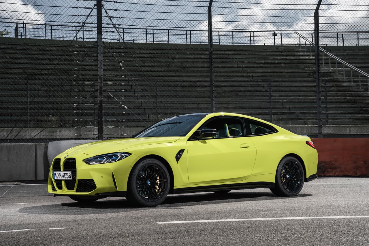 En cuanto a sus ruedas, el M3 estándar equipa rines de aleación ligera de 18 y 19 pulgadas. Sus neumáticos de alto rendimiento y anti-desinflado miden 275/40ZR18 adelante y 285/35ZR19 atrás.