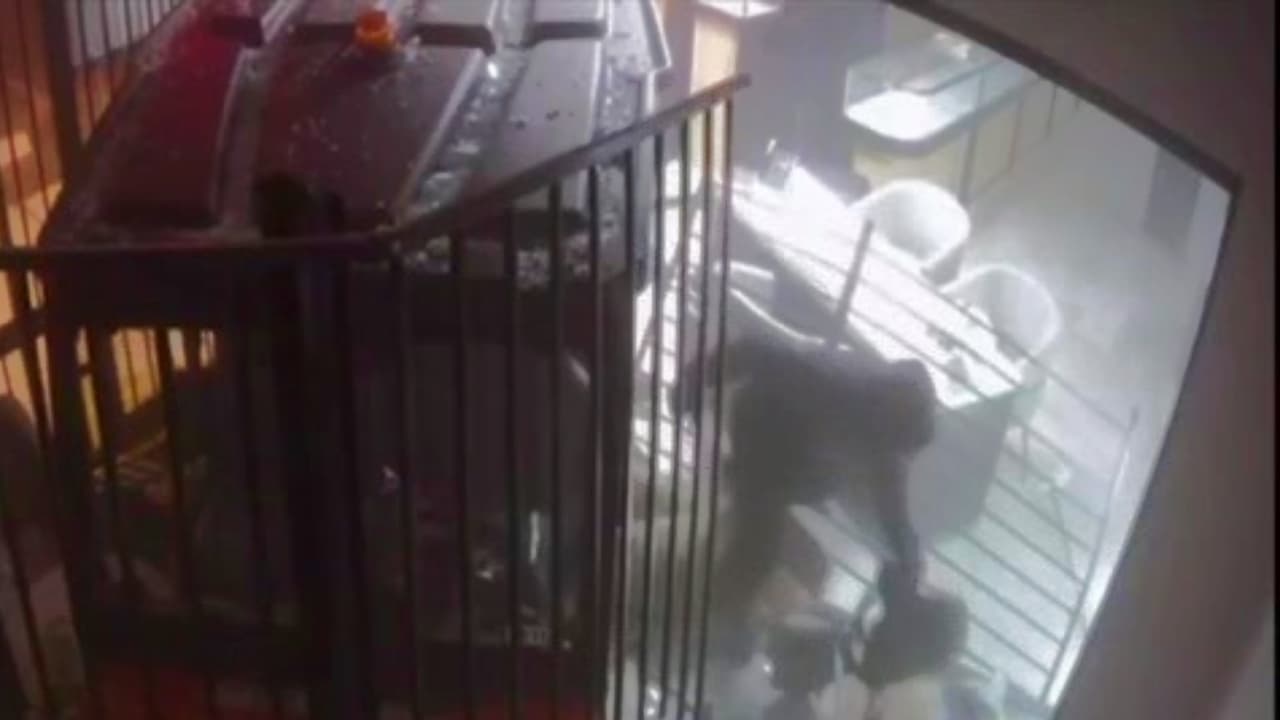 Policía de Phoenix busca sospechosos de robar joyería: rompieron paredes del local con carrito de golf